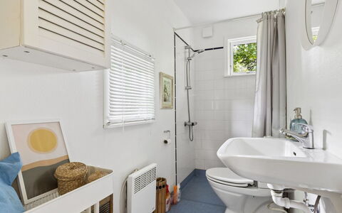 Niela - 400M from the Sea: Plumbing Fixture, Flooring, Bathroom, Interior Design, Floor, Sink, Toilet, Toilet Seat, Ceiling, Bathroom Sink