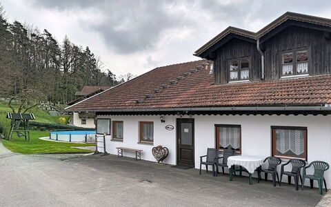 Viechtach 646: Building, Window, Roof, House, Home, Cottage, Residential Area, Door, Human Settlement, Slope
