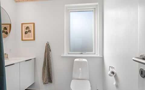 Frudde - 500M from the Sea: Toilet Seat, Flooring, Floor, Toilet, Plumbing Fixture, Interior Design, Wood, Bathroom, Plumbing, Sink