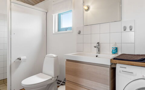 Enni - 350M from the Sea: Flooring, Plumbing Fixture, Floor, Wood, Interior Design, Sink, Toilet Seat, Toilet, Ceiling, Bathroom