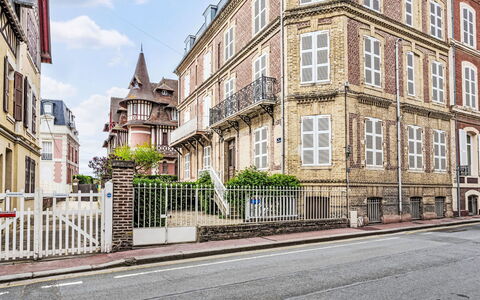 La Chapelle: Building, Window, Facade, Apartment, Sash Window, Mixed-Use, Family Car, Condominium, Balcony