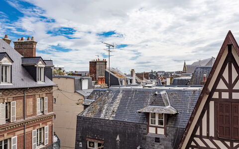 La Chapelle: Daytime, Wall, Building, Window, Roof, Facade, Architecture, Town, Residential Area, Urban Design