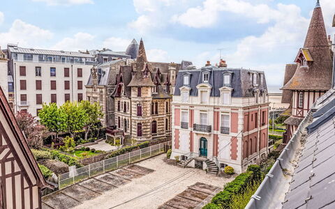 La Chapelle: Building, Window, Facade, Architecture, Apartment, Urban Design, Estate, Mansion, Historic House