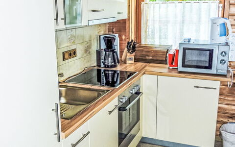 Klippitztörl 8: Kitchen Appliance, Kitchen, Major Appliance, Countertop, Flooring, Wood, Interior Design, Cabinetry, Floor, Home Appliance