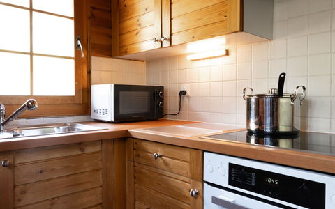Chalet le Trèfle: Kitchen, Cabinetry, Countertop, Kitchen Appliance, Furniture, Major Appliance, Wood, Sink, Kitchen Sink, Plumbing Fixture