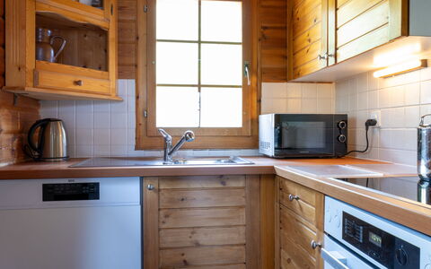 Chalet le Trèfle: Kitchen, Cabinetry, Wood, Countertop, Sink, Flooring, Furniture, Kitchen Appliance, Interior Design, Plumbing Fixture