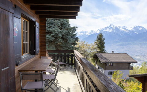 Chalet le Trèfle: Wood, Mountain Range, Porch, Hill, Home, Cottage, Valley, Hill Station, Ridge, Alps