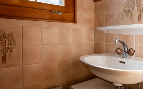 Chalet le Trèfle: Bathroom Sink, Flooring, Plumbing Fixture, Wall, Bathroom, Sink, Interior Design, Wood, Floor, Tap