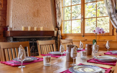Chalet le Trèfle: Furniture, Interior Design, Table, Chair, Wood, Dining Room, Flooring, Kitchen & Dining Room Table, Textile, Room