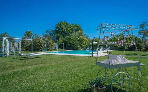 Preseglie Lake Garda: Blue, Tree, Swimming Pool, Garden, Shade, Leisure, Lawn, Landscaping, Resort, Estate