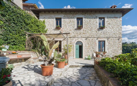 Casa Frantoio di Mommio: Mountainous Landforms, Hill, Mountain, Landscape, Highland, Hill Station, Slope, Mountain Range, Valley, Chaparral