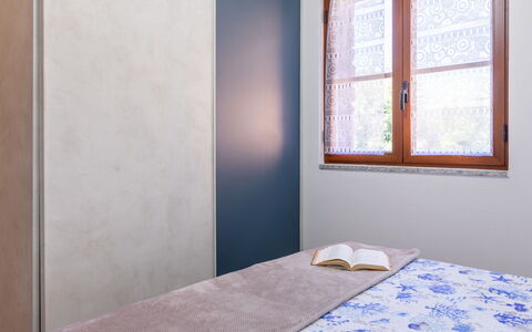 Perla San Teo: Wall, Wood, Interior Design, Floor, Flooring, Room, Linens, Bedroom, Home, Bed