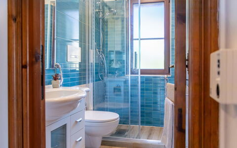 Perla San Teo: Bathroom, Plumbing Fixture, Flooring, Interior Design, Floor, Bathroom Sink, Sink, Mirror, Tap, Plumbing