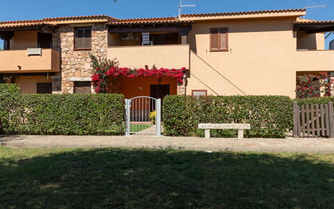 Perla San Teo: Shrub, Residential Area, House, Home, Garden, Shade, Hacienda, Estate, Landscaping