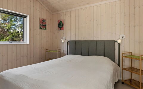 Gizelle - 200M from the Sea: Bedroom, Wood, Bed, Furniture, Flooring, Interior Design, Floor, Bed Sheet, Ceiling, Bedding