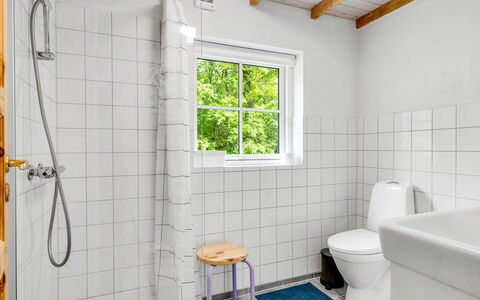 Heda - 1.6Km to the Fjord: Flooring, Floor, Plumbing Fixture, Interior Design, Plumbing, Bathroom, Tile, Ceiling, Room, Toilet