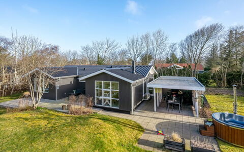 Ascan - 300M to the Fjord: House, Residential Area, Home, Cottage, Roof, Estate, Siding, Garden Buildings, Garden, Lawn
