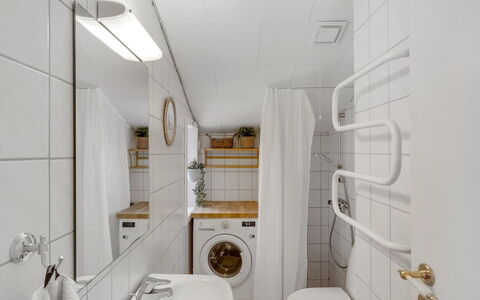 Ovine - 200M from the Sea: Wall, Flooring, Interior Design, Floor, Plumbing Fixture, Ceiling, Plumbing, Bathroom, Room, Toilet