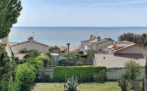 L'Incroyable Océane: Swimming Pool, Hotel, Balcony