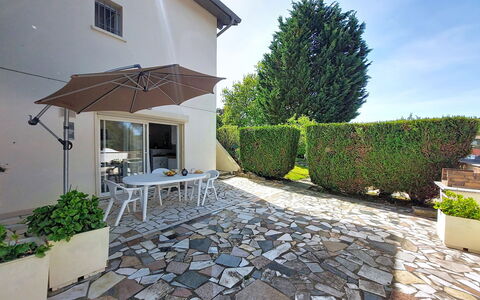 Maisonnabe: Wood, House, Cottage, Home, Swimming Pool, Porch, Door, Resort, Shade, Estate