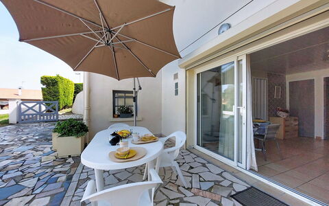 Maisonnabe: Wood, House, Cottage, Home, Swimming Pool, Porch, Door, Resort, Shade, Estate