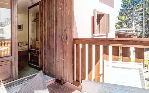 Cardinello Rosa: Wood, House, Cottage, Home, Swimming Pool, Porch, Door, Resort, Shade, Estate