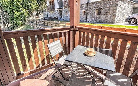 Cardinello Rosa: Wood, House, Cottage, Home, Swimming Pool, Porch, Door, Resort, Shade, Estate