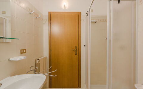 Lo Chalet del Bepy: Bathroom, Plumbing Fixture, Flooring, Wall, Floor, Wood, Interior Design, Bathroom Sink, Ceiling, Tap