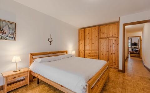 Lo Chalet del Bepy: Bed, Furniture, Interior Design, Bedroom, Wood, Bed Sheet, Flooring, Ceiling, Room, Floor