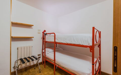 Lo Chalet del Bepy: Flooring, Wood, Floor, Interior Design, Ceiling, Bed Frame, Room, Bed, Wood Stain, Bedroom