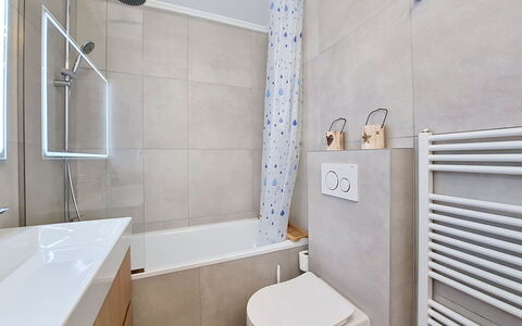 Balcon des Alpes 24: Bathroom, Flooring, Plumbing Fixture, Floor, Interior Design, Bathtub, Tap, Toilet, Plumbing, Sink