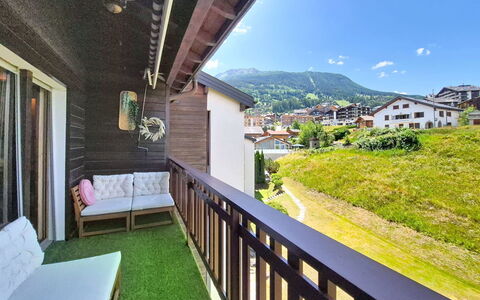Balcon des Alpes 24: Porch, Home, Balcony, Hardwood, Eco Hotel, Deck, Villa, Wood Stain, Plank, Fence