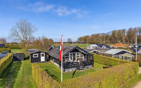 Uuno - 200M from the Sea: Shrub, Residential Area, House, Home, Garden, Groundcover, Cottage, Woody Plant, Landscaping, Estate