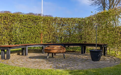 Uuno - 200M from the Sea: Shrub, Residential Area, House, Home, Garden, Groundcover, Cottage, Woody Plant, Landscaping, Estate