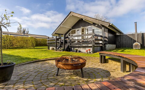 Uuno - 200M from the Sea: Shrub, Residential Area, House, Home, Garden, Groundcover, Cottage, Woody Plant, Landscaping, Estate