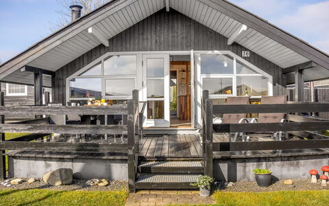 Uuno - 200M from the Sea: Shrub, Residential Area, House, Home, Garden, Groundcover, Cottage, Woody Plant, Landscaping, Estate