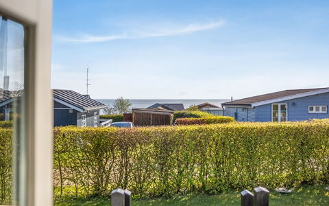 Uuno - 200M from the Sea: Shrub, Residential Area, House, Home, Garden, Groundcover, Cottage, Woody Plant, Landscaping, Estate
