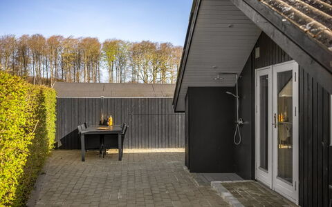 Uuno - 200M from the Sea: Shrub, Residential Area, House, Home, Garden, Groundcover, Cottage, Woody Plant, Landscaping, Estate