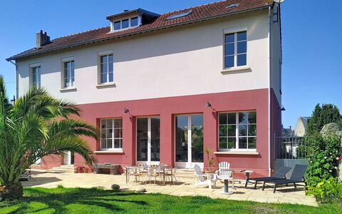 D-Day Plage Gold Beach: Building, Window, House, Residential Area, Home, Facade, Door, Architecture, Roof, Human Settlement