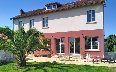 D-Day Plage Gold Beach: Building, Window, Wall, House, Residential Area, Home, Facade, Door, Architecture, Roof