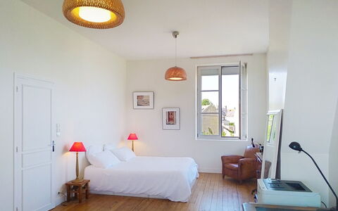 D-Day Plage Gold Beach: Furniture, Interior Design, Wall, Flooring, Bedroom, Bed, Floor, Wood, Ceiling, Room