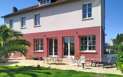 D-Day Plage Gold Beach: Building, Window, House, Home, Residential Area, Facade, Door, Architecture, Human Settlement, Cottage