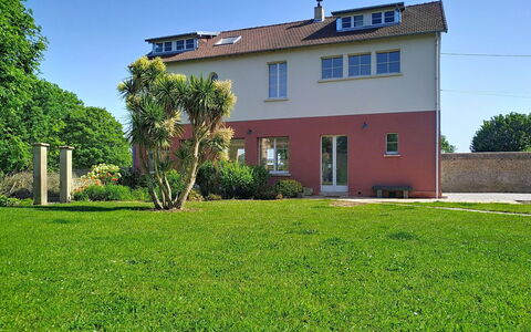 D-Day Plage Gold Beach: Sky, Grass, Building, Window, House, Residential Area, Home, Shrub, Roof