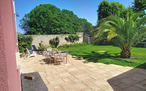 D-Day Plage Gold Beach: Shrub, Garden, Furniture, Flagstone, Flowerpot, Outdoor Furniture, Chair, Shade, Backyard, Landscaping