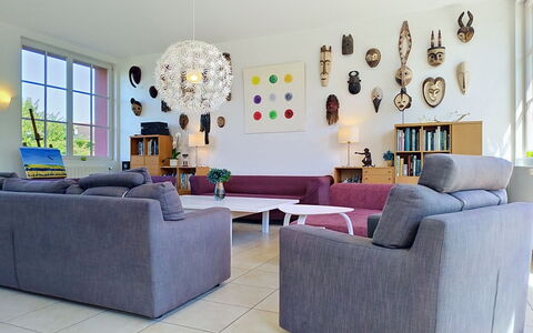 D-Day Plage Gold Beach: Furniture, Interior Design, Couch, Flooring, Wall, Floor, Living Room, Ceiling, Room, Table