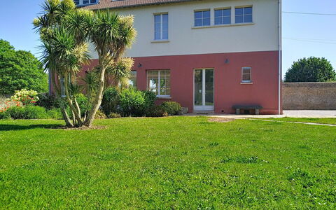D-Day Plage Gold Beach: Grass, House, Residential Area, Home, Shrub, Garden, Lawn, Land Lot, Cottage