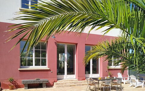 D-Day Plage Gold Beach: Home, Shade, Flowerpot, Houseplant, Yard, Wood Stain, Chair, Hacienda, Balcony