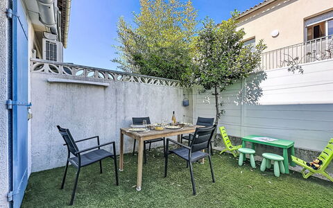 Les Amphores: Door, Family Car, Parking, Luxury Vehicle, Paint, Home Door