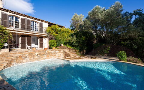 Les Boissines: Door, Family Car, Parking, Luxury Vehicle, Paint, Home Door