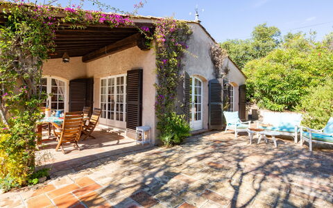 Les Boissines: Door, Family Car, Parking, Luxury Vehicle, Paint, Home Door